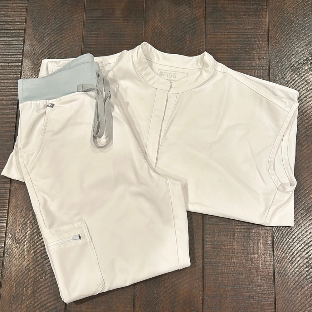 FIGS White Scrub Set
